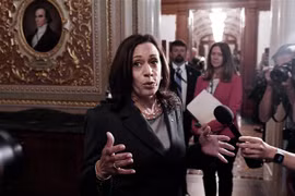 Phó Tổng thống Mỹ Kamala Harris trả lời phỏng vấn sau cuộc bỏ phiếu về dự luật cải cách bầu cử ngày 22/6. (Ảnh: AFP/TTXVN)