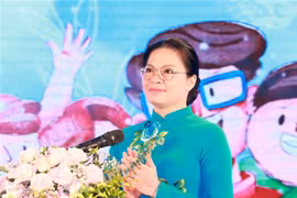 Chủ tịch Hội Liên hiệp Phụ nữ Việt Nam Hà Thị Nga phát biểu khai mạc chương trình. (Ảnh: Phương Hoa/TTXVN)