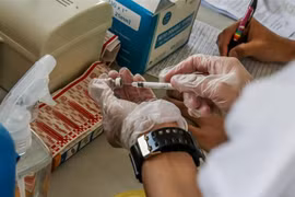 Nhân viên y tế chuẩn bị tiêm vaccine ngừa COVID-19 cho người dân. (Ảnh: THX/TTXVN)