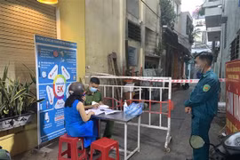 Khu phố nơi sinh sống của trường hợp dương tính lần 1 với virus SARS-CoV-2 được khoanh vùng phong tỏ(Ảnh: TTXVN phát)