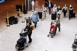 Hành khách đeo khẩu trang phòng lây nhiễm COVID-19 tại sân bay Helsinki-Vantaa, Phần Lan. (Ảnh: AFP/TTXVN)