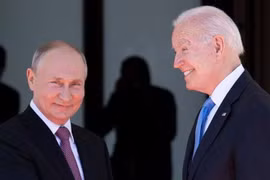 Tổng thống Mỹ Joe Biden (phải) và Tổng thống Nga Vladimir Putin tại hội nghị thượng đỉnh ở Geneva, Thụy Sĩ. (Ảnh: AFP/TTXVN)