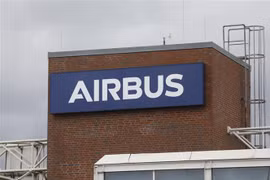 Biểu tượng Airbus tại nhà máy ở Hamburg, Đức. (Ảnh: AFP/TTXVN) 