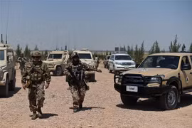 Binh sỹ NATO tuần tra tại Mazar-i-Sharif, Afghanistan. (Ảnh: AFP/TTXVN)