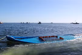 Một chiếc thuyền chở người di cư bị đắm ở ngoài khơi Tunisia được kéo vào gần thị trấn Amra của nước này ngày 13/10/2020. (Ảnh: AFP/TTXVN)