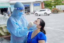 Người dân sinh sống, buôn bán quanh các khu vực chợ ở thành phố Điện Biên Phủ được lấy mẫu xét nghiệm. (Ảnh: Xuân Tư/TTXVN)