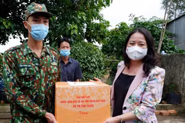 Phó Chủ tịch nước Võ Thị Ánh Xuân tặng quà, động viên cán bộ, chiến sỹ các lực lượng thuộc tổ công tác số 8 Đồn Biên phòng Vĩnh Gia đang làm nhiệm vụ phòng, chống dịch COVID-19 trên tuyến biên giới của huyện Tri Tôn, tỉnh An Giang. (Ảnh: Công Mạo/TTXVN)