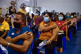 Tiêm chủng vaccine ngừa COVID-19 tại Narathiwat, Thái Lan. (Ảnh: AFP/TTXVN)