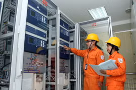 Công nhân trực vận hành tại trạm biến áp 220 Kv Tây Hồ, Hà Nội. (Ảnh: Huy Hùng/TTXVN)