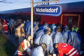 Người di cư chờ lên tàu tại Nickeldorf, biên giới giữa Áo với Hungary để tới Salzburg thuộc biên giới Đức-Áo. (Nguồn: AFP/TTXVN)