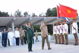 Ông Alvaro Lopez Miera đón tiếp Đại tướng Đỗ Bá Tỵ. (Nguồn: escambray.cu)