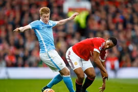 Kevin de Bruyne đối đầu Anthony Martial. (Nguồn: Getty Images)