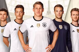 Các cầu thủ Đức góp mặt trong buổi ra mắt áo đấu mới. (Nguồn: dfb.de)