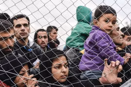 Người tị nạn và di cư đợi để qua biên giới Hy lạp-Macedonia. (Nguồn: AFP/TTXVN)