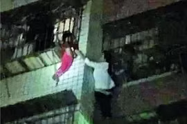 Chen Xiaoli không ngai nguy hiểm để cứu bé gái. (Nguồn: CCTV)