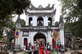 Du khách đến Văn Miếu-Quốc Tử Giám. (Ảnh: Quốc Khánh/TTXVN)