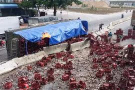 Hàng trăm két bia đã bị đổ vỡ trên tuyến Quốc lộ 1A. (Ảnh: Trịnh Duy Hưng/TTXVN)