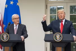 Tổng thống Mỹ Donald Trump (phải) và Chủ tịch Ủy ban châu Âu (EC) Jean - Claude Juncker (trái) tại cuộc gặp ở Washington, DC. (Ảnh: EFE/ TTXVN)