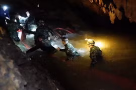 Nhóm thợ lặn tìm kiếm các nạn nhân mắc kẹt bên trong hang động Tham Luang ở Chiang Rai, Thai Lan ngày 30/6. (Ảnh: EFE-EPA/TTXVN)