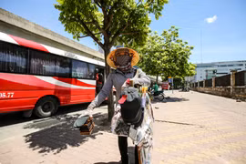 Nắng nóng gây ảnh hưởng lớn đến cuộc sống của người dân tại Hà Nội. (Ảnh: Minh Sơn/Vietnam+)