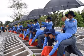 Lễ truy điệu và cải táng hài cốt các liệt sỹ tại Nghĩa trang liệt sỹ Tam Nông. (Ảnh: Chương Đài/TTXVN)