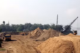 Một bến cát trái phép hoạt động rầm rộ dưới chân cầu đường sắt Yên Xuân, huyện Hưng Nguyên, Nghệ An. (Ảnh: Tá Chuyên/TTXVN)