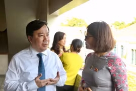 Giám đốc Sở Giáo dục và Đào tạo Hà Nội trao đổi với đại biểu Nguyễn Thị Kim Dung bên lề Kỳ họp thứ 6 Hội đồng nhân dân thành phố Hà Nội. (Ảnh: Nguyễn Dũng/Vietnam+)