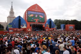 Cổ động viên theo dõi trận đấu tranh hạng Ba tại fanzone ở Moskva, Nga ngày 14/7. (Nguồn: AFP/ TTXVN)
