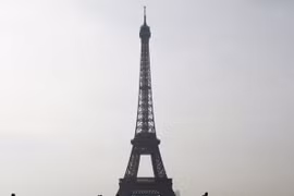 Khách du lịch thăm quan tại khu vực Tháp Eiffel ở Paris. (Nguồn: AFP/TTXVN)