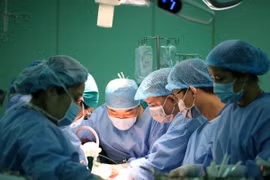 Các bác sỹ Bệnh viện Đại học y dược Thành phố Hồ Chí Minh thực hiện ca ghép gan với sự hỗ trợ của các chuyên gia đến từ bệnh viện ASAN. (Ảnh: TTXVN phát)