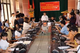 Ông Mai Văn Trinh, Cục trưởng Cục Quản lý chất lượng, Bộ GD và ĐT thông tin cho báo chí tại buổi họp báo công bố kết quả điều tra nghi vấn gian lận chấm thi THPT quốc gia tại Hà Giang. (Ảnh: Minh Tâm/TTXVN)