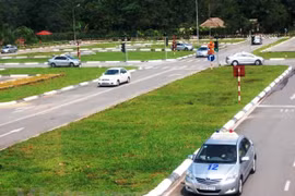 Thực hành dạy lái xe tại một cơ sở đào tạo giấy phép lái xe ôtô. (Ảnh: Việt Hùng/Vietnam+)
