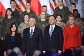 Tổng thống Ba Lan Andrzej Duda (thứ 2 phải) và Phó Tổng thống Mỹ Mike Pence (thứ 2 trái) tại cuộc gặp ở Warsaw, Ba Lan. (Nguồn: PAP/TTXVN)