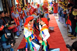Múa trống bồng trở thành niềm tự hào và đam mê của nhiều thế hệ trai làng Triều Khúc. (Ảnh: Minh Sơn/Vietnam+)
