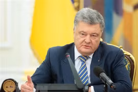 Tổng thống Ukraine Petro Poroshenko chủ trì một phiên họp của Hội đồng An ninh và Quốc phòng Ukraine. (Nguồn: AFP/TTXVN)