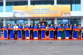 Cắt băng khai trương đường bay Vinh-Bangkok và đưa nhà ga quốc tế Cảng hàng không quốc tế Vinh vào khai thác. (Ảnh: Tá Chuyên/TTXVN)