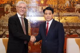 Chủ tịch Ủy ban nhân dân thành phố Hà Nội Nguyễn Đức Chung tiếp ông Jean-Claude Dardelet, Phó Thị trưởng thành phố Toulouse. (Ảnh: Lâm Khánh/TTXVN)