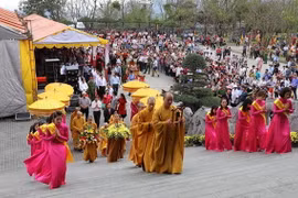 Lễ khai mạc thu hút đông đảo du khách và phật tử thập phương tới dự. (Ảnh: Ninh Đức Phương/TTXVN)