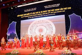 Chương trình trống hội khai mạc Đêm thơ. (Ảnh: Văn Đức/TTXVN)