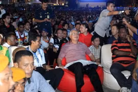 Thủ tướng Malaysia xem chung kết World Cup cùng người hâm mộ