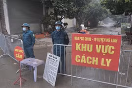 Lực lượng chức năng lập chốt tại khu vực có ca nghi nhiễm tại Hà Nội. (Ảnh: Phạm Hùng/TTXVN phát)