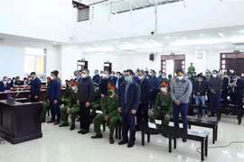 Các bị cáo nghe chủ tọa tuyên án. (Ảnh: Phạm Kiên/TTXVN