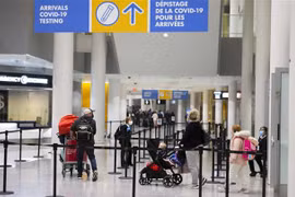 Hành khách tại sân bay quốc tế Toronto Pearson ở Ontario, Canada ngày 28/11. (Ảnh: THX/TTXVN)