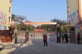 Phụ huynh Trường THCS Kim Tân, thành phố Lào Cai ở ngoài cổng trường đợi con em mình lấy mẫu xét nghiệm COVID-19. (Ảnh: TTXVN/phát)