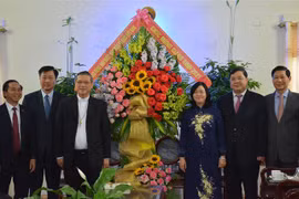 Trưởng Ban Dân vận Trung ương Bùi Thị Minh Hoài tặng hoa, quà chúc mừng Giáng sinh tới Giám mục Vũ Đình Hiệu cùng toàn thể các chức sắc, tu sỹ tại Giáo phận Bùi Chu. (Ảnh: Công Luật/TTXVN)
