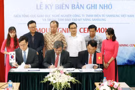 Ký kết bản ghi nhớ hợp tác. (Ảnh: Anh Tuấn/TTXVN)