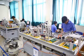 Các thi sinh dự thi nghề tự động hóa tại Kỳ thi Tay nghề quốc gia năm 2016. (Ảnh: Minh Quyết/TTXVN)