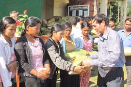 Cấp phát gạo cho đồng bào dân tộc. (Ảnh minh họa: Thanh Long/TTXVN)