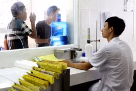 Cán bộ y tế tư vấn, giám sát bệnh nhân ma túy cai nghiện bằng Methadone. (Ảnh: Dương Ngọc/TTXVN)