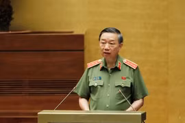 Bộ trưởng Bộ Công an Tô Lâm, thừa ủy quyền của Thủ tướng Chính phủ trình bày Tờ trình về dự án Luật Công an nhân dân (sửa đổi). (Ảnh: Lâm Khánh/TTXVN)